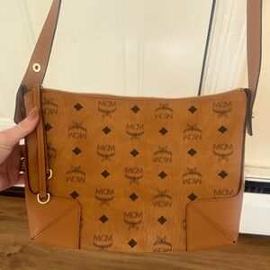 100% Authentic  MCM medium chestnut and black gently used .great condition!!!